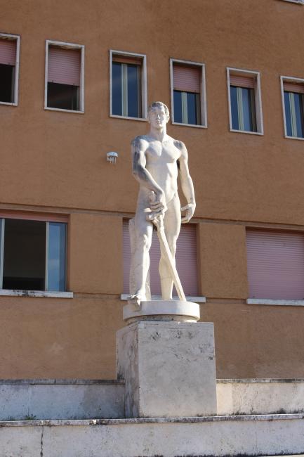 Statua dello "Schermitore" realizzata dallo scultore Alfio Castelli