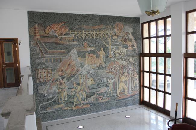 Mosaico, sulla parete sud-est dell'atrio, realizzato da Lorenzo Micheli-Gigotti nel 1941