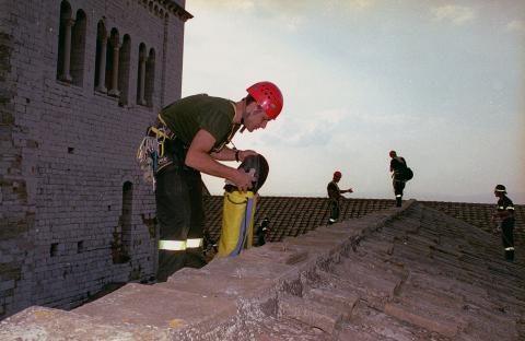 Nuclei SAF operano sul tetto di una chiesa