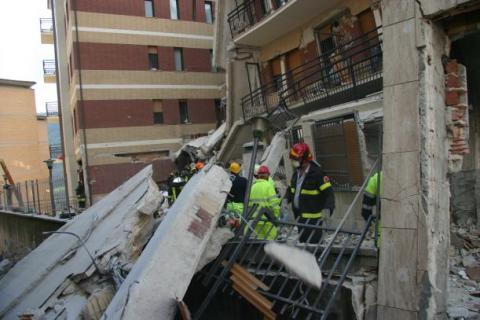 Emergenza terremoto: i vigili del fuoco al lavoro