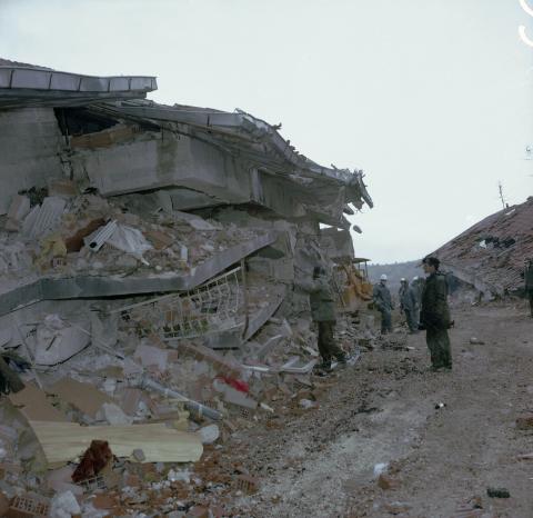 Edifici in cemento completamente collassati a causa del sisma