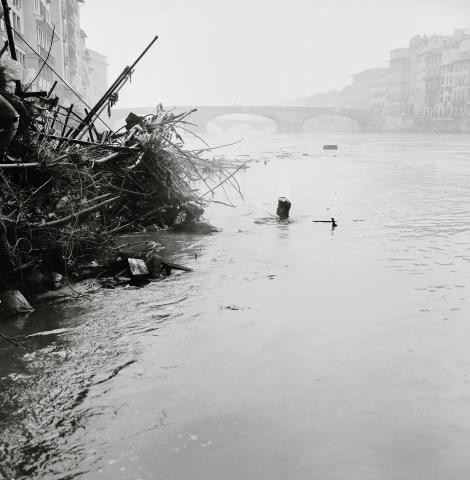 I sommozzatori si immergono nell'Arno