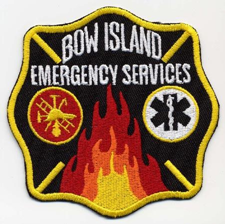 Bow Island - Distintivo nero con al centro fiamme