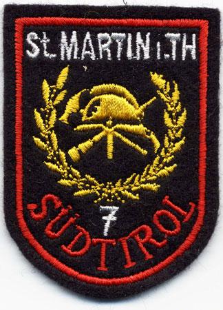 S. Martino In Badia - Distintivo nero con al centro elmo giallo e diciture rosse