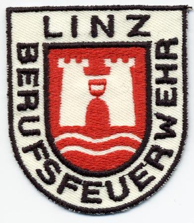 Linz - Distintivo bianco con al centro due torri su sfondo rosso
