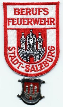 Salzburg - Distintivo bianco con al centro un castello su sfondo rosso