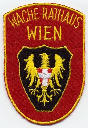 Wien - Distintivo rosso con al centro una aquila gialla su sfondo nero