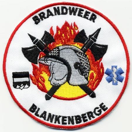 Blankenberge - Distintivo bianco con al centro un elmo su sfondo di fuoco