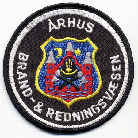 Arhus - Distintivo nero con al centro un elmo su sfondo di un castello