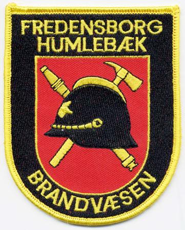 Fredensborg - Distintivo nero con al centro un elmo su sfondo rosso