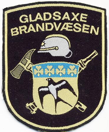 Gladsaxe - Distintivo nero con al centro una rondine e un elmo
