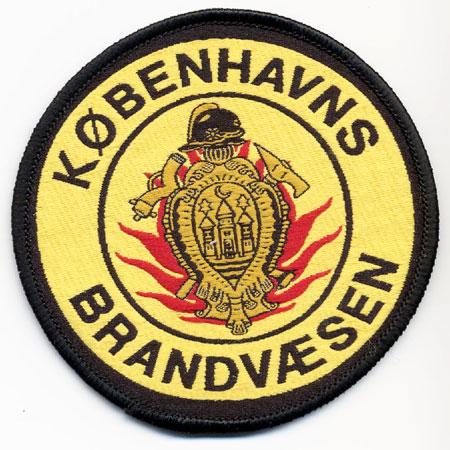 Kobenhavns - Distintivo giallo con al centro un elmo su sfondo di fiamme