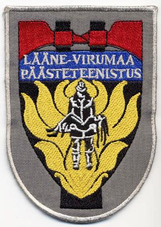 Laane-Virumaa - Distintivo grigio con al centro pompiere su sfondo di fiamme
