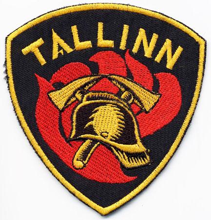 Tallin - Distintivo nero con al centro un elmo su sfondo di fiamme