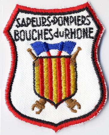 Bouches Du Rhone - Distintivo bianco giallo e rosso con diciture nere