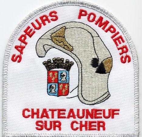 Chateauneuf Sur Cher - Distintivo bianco con al centro un elmo