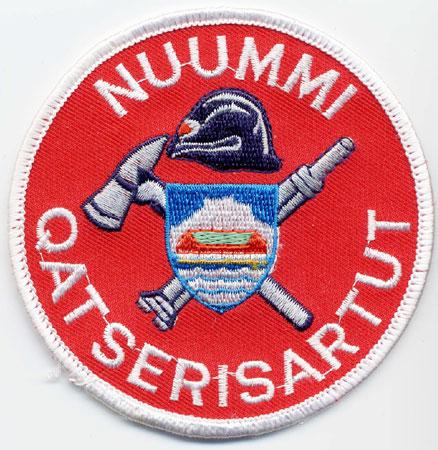 Nuummi - Distintivo rosso con al centro un elmo