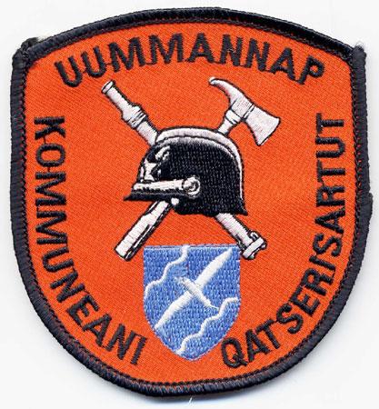Uummannap - Distintivo arancio con al centro un elmo