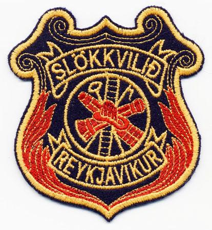 Reykjavikur - Distintivo nero con al centro un elmo e una scala su sfondo di fiamme