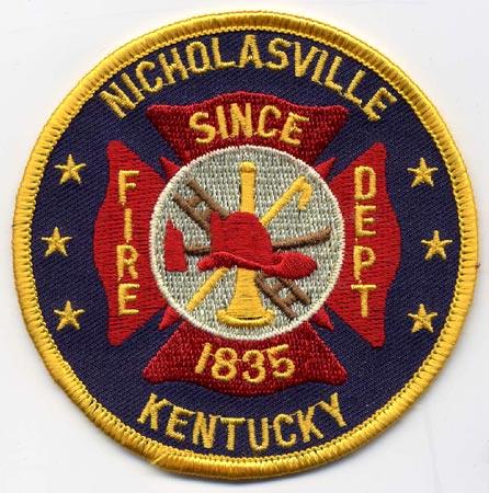 Nicholasville - Distintivo nero con al centro un elmo rosso