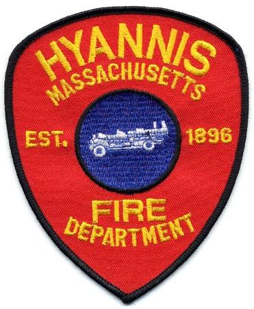 Hyannis - Distintivo rosso con al centro un mezzo antincendio su sfondo blu