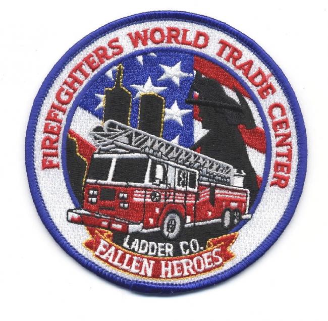 Memorial - Distintivo bianco con al centro un mezzo antincendio e le torri gemelle