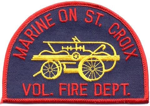 Marine On St. Croix - Distintivo nero con al centro un antico mezzo antincendio
