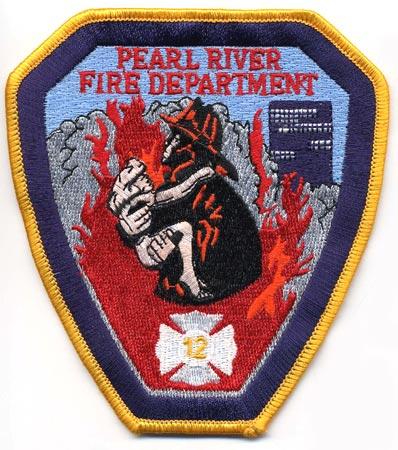 Pearl River - Distintivo blu con al centro un pompiere con bambino su sfondo di fiamme
