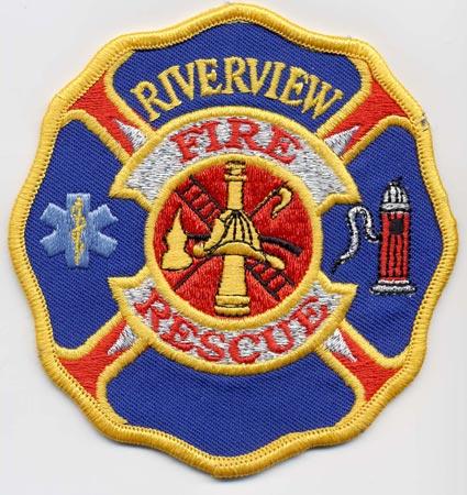 Riverview - Distintivo azzurro con al centro un elmo su sfondo rosso