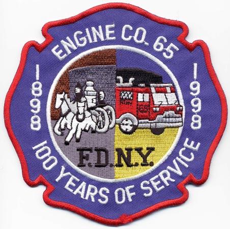 New York - Distintivo blu con al centro un mezzo antincendio