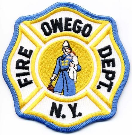 Owego - Distintivo bianco con al centro un pompiere con bambino su sfondo giallo