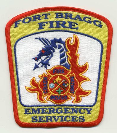 Fort Bragg - Distintivo giallo con al centro un drago blu su sfondo bianco