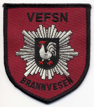 Vefsn - Distintivo rosso con al centro un gallo all interno di uno scudo nero