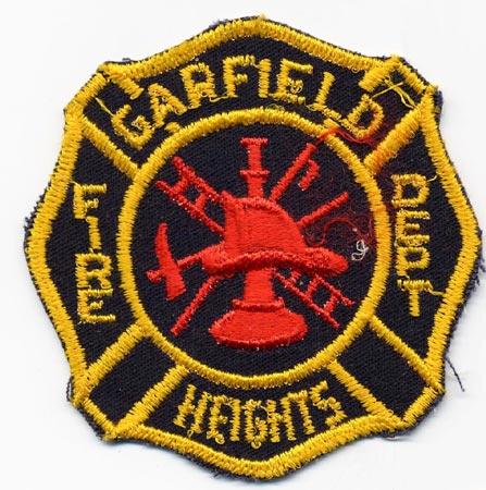 Garfield Heights - Distintivo nero con al centro un elmo rosso