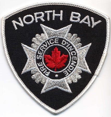 North Bay - Distintivo nero con diciture bianche e una foglia rossa al centro