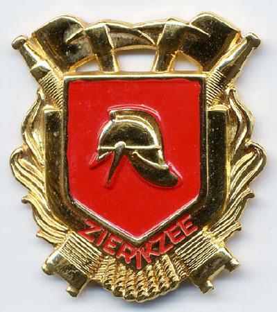 Zierikzee - Spilla in metallo con al centro un elmo su sfondo rosso