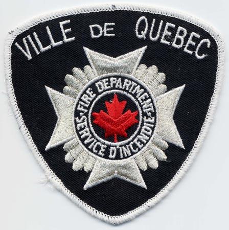 Ville De Quebec - Distintivo nero con diciture bianche e una foglia rossa al centro