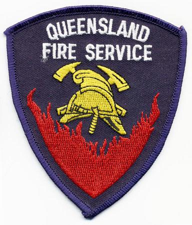 Queensland - Distintivo nero con al centro un elmo su sfondo di fiamme