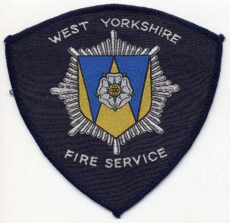 West Yorkshire - Distintivo blu con al centro un fiore su sfondo di uno scudo