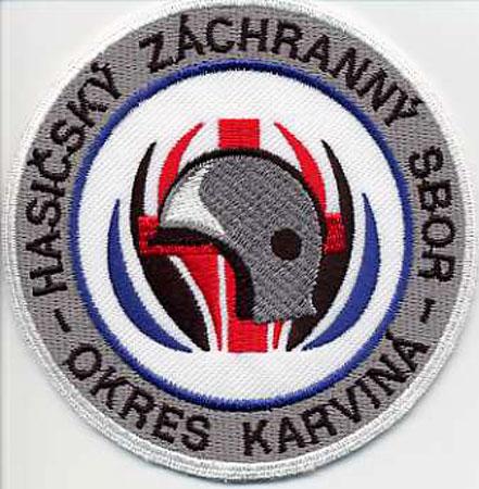 Okres Karvina - Distintivo grigio con al centro un elmo su sfondo bianco
