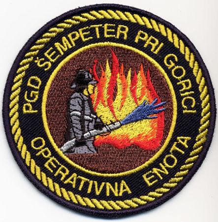 Sempeter Pri Gorici - Distintivo nero con al centro un pompiere su sfondo di fiamme