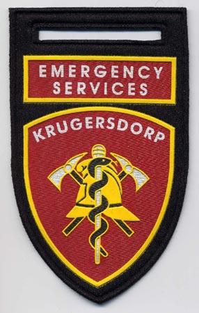 Krugersdorp - Distintivo nero con al centro un elmo su sfondo rosso