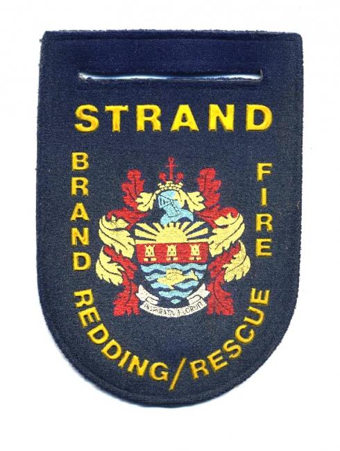 Strand - Distintivo blu con diciture gialle