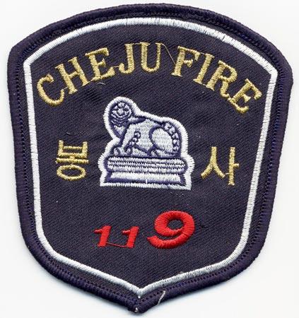 Cheju - Distintivo nero con diciture gialle e rosse