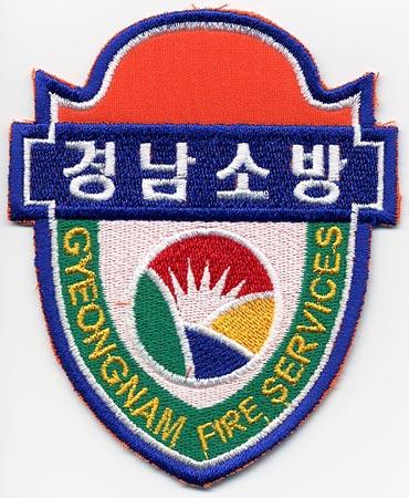 Gyeongnam - Distintivo blu arancio e verde