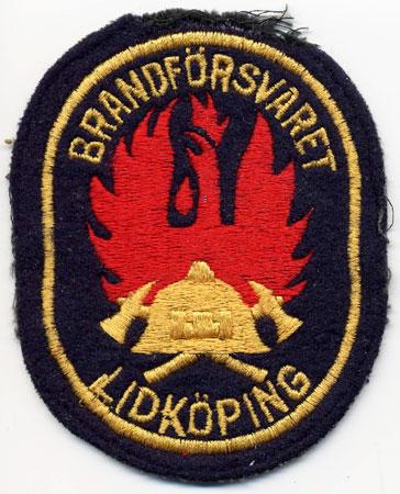 Lidkoping - Distintivo nero con al centro un elmo su sfondo di fiamme