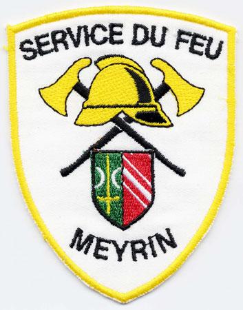 Meyrin - Distintivo bianco con al centro un elmo giallo