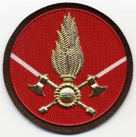Capo Squadra Volontario (Da Cappello) - Distintivo rotondo rosso con al centro fiamma dorata e V bianca