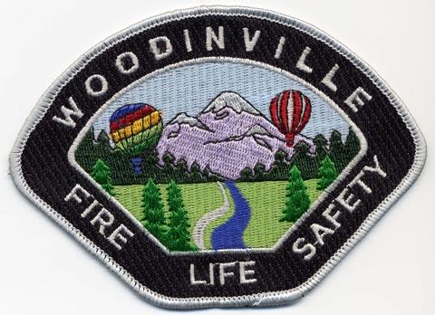 Woodinville - Distintivo nero con al centro montagne e due mongolfiere