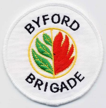 Byford - Distintivo bianco con al centro foglie e fiamme
